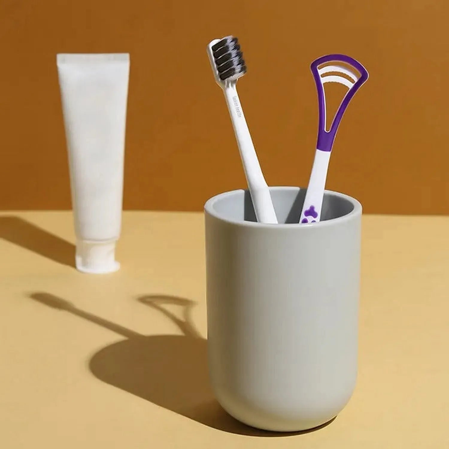 Dual-head tongue scraper made from stainless steel for thorough and comfortable tongue cleaning.