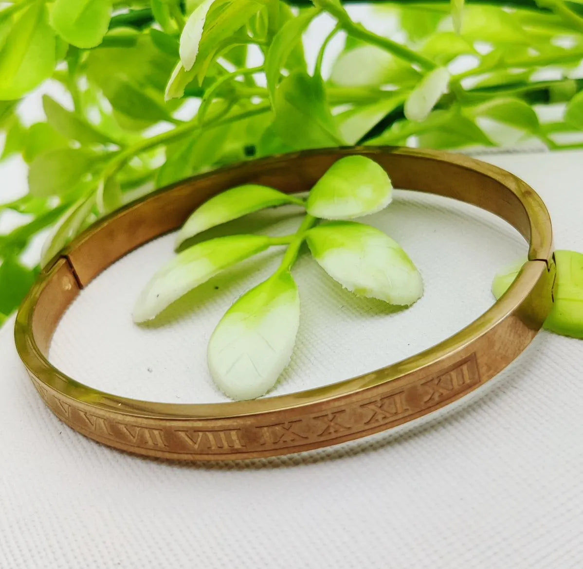 Elegant Roman numeral adjustable gold bracelet with a timeless and sophisticated design.